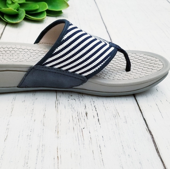 Baretraps "Dasie" Wedge Thong Sandals - Picture 3 of 6